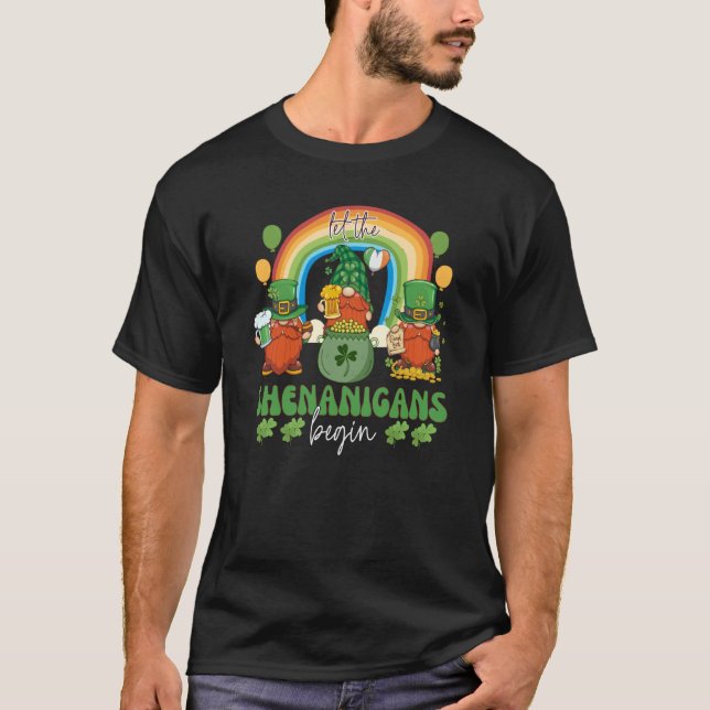 Three Gnome St Patricks Day Let the Shenanigans Be T-Shirt (Vorderseite)