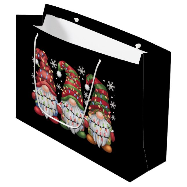 Three Gnomes Buffalo Kariert Red Christmas Große Geschenktüte (Vorderseite Schrägansicht)