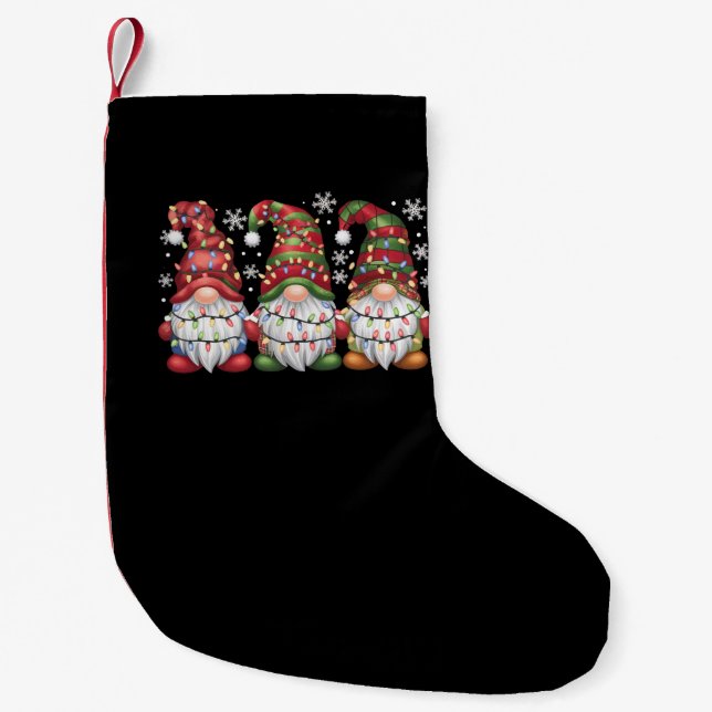 Three Gnomes Buffalo Kariert Red Christmas Kleiner Weihnachtsstrumpf (Vorderseite)