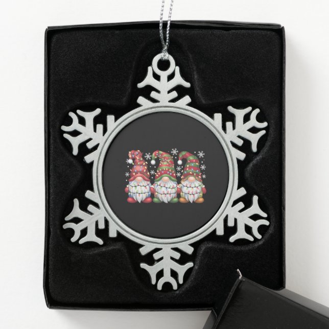 Three Gnomes Buffalo Kariert Red Christmas Schneeflocken Zinn-Ornament (Box)