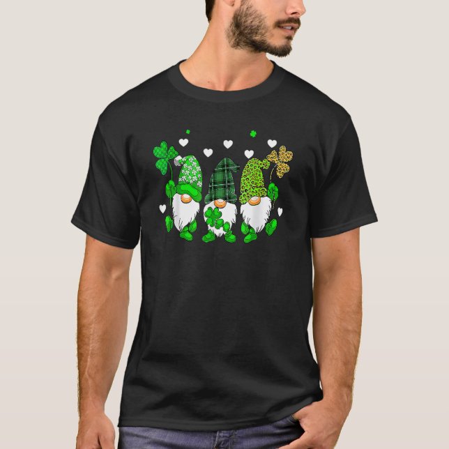 Three Gnomes Holding Shamrock Leopard Plaid St Pat T-Shirt (Vorderseite)