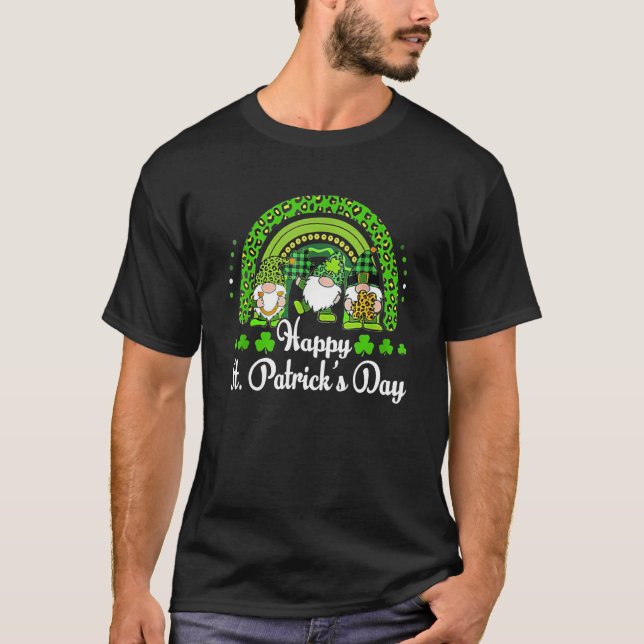 Three Gnomes Holding Shamrock Rainbow St Patrick's T-Shirt (Vorderseite)
