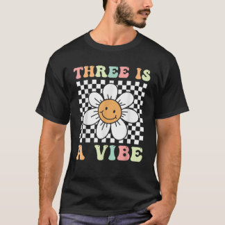 Three ist ein Vibe Niedlich Groovy 3. Geburtstag P T-Shirt