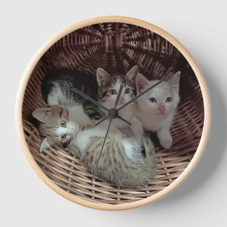 Three Kittens in a Wicker Basket Uhr