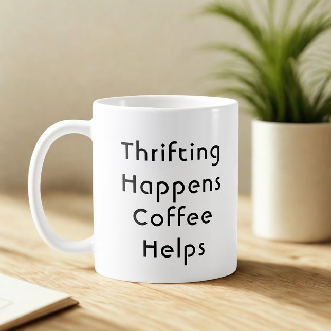 Thrifting Happens Kaffee hilft Kaffeetasse (Von Creator hochgeladen)