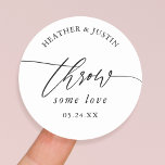 Throw einigen Liebe Wedding Confetti Bevorzugung Runder Aufkleber<br><div class="desc">Werfen Sie etwas Liebe Hochzeit Confetti Gefallen Stickers</div>