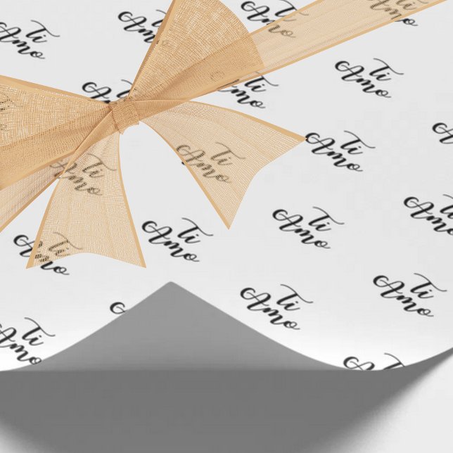 Ti Amo (I love you) Chic Black Script Repeat Geschenkpapier (Ti Amo (I love you) Chic Black Script Repeat on white Wrapping Paper for Italian Celebration Gifts)