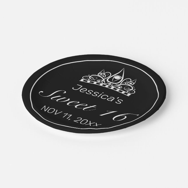 Tiara Modern Minimalistisch White Black Sweet 16 Pappteller (Schrägansicht)