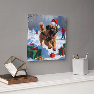 Tibet-Mastiff läuft im Schnee mit Weihnachtshut Quadratische Wanduhr