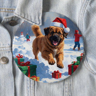 Tibet-Mastiff läuft im Schnee mit Weihnachtsmütze Button