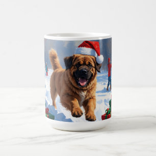 Tibet-Mastiff läuft im Schnee mit Weihnachtsmütze Kaffeetasse