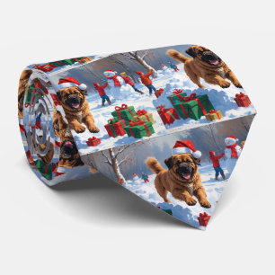 Tibet-Mastiff läuft im Schnee mit Weihnachtsmütze Krawatte