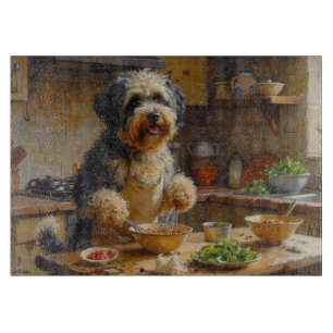 Tibet-Terrier beim Kochen in der Küche Schneidebrett