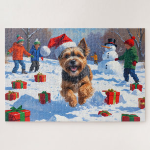 Tibet-Terrier läuft im Schnee mit Weihnachtsmütze