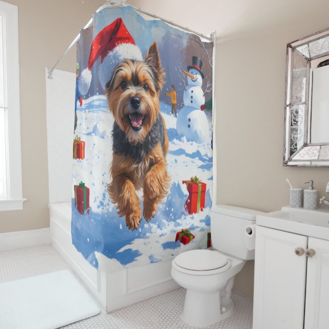 Tibetan Terrier läuft mit Weihnachtshut im Schnee Duschvorhang (Beispiel)