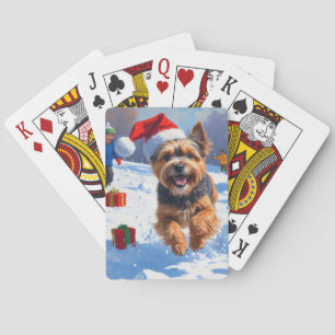 Tibetan Terrier läuft mit Weihnachtshut im Schnee Spielkarten