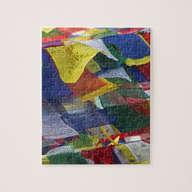 Tibetanische Gebets-Flaggen bei Boudhanath Stupa (Vertikal)