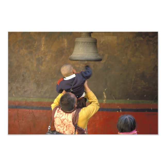 tibetisch-buddhistischer Mönch, der einen Jungen z Fotodruck (Vorne)
