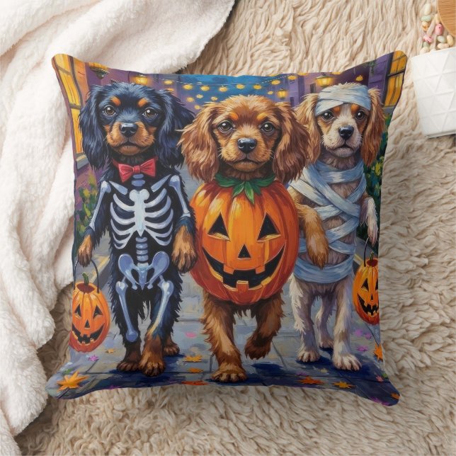 Tibetische Hunde Spaniens zu Halloween-Kostümen Kissen (Decke)