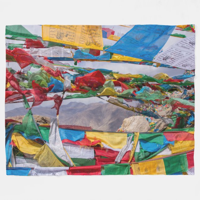 tibetische Landschaft mit Gebetsfahnen - Himalaya Fleecedecke (Vorderseite (Horizontal))