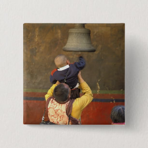 tibetischer buddhistischer Mönch, der einen Junge Button