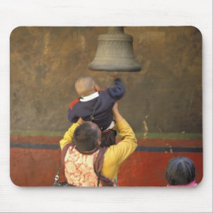 tibetischer buddhistischer Mönch, der einen Junge Mousepad