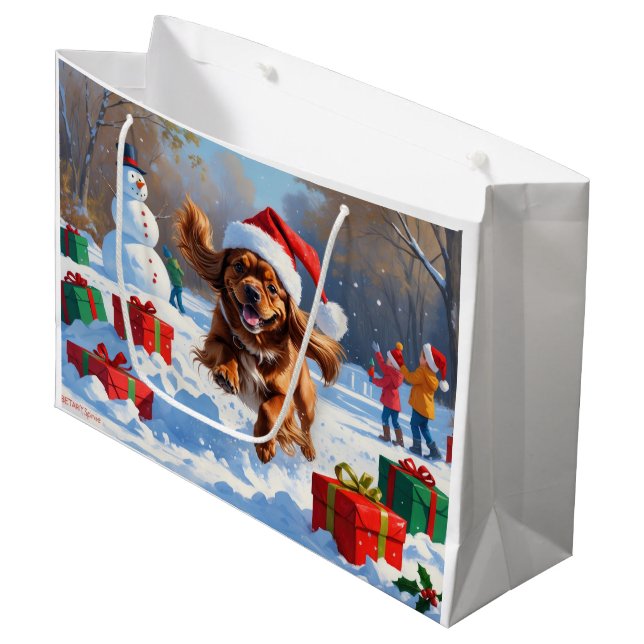 Tibetischer Spanier, der mit Weihnachtshut in Schn Große Geschenktüte (Vorderseite Schrägansicht)