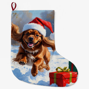 Tibetischer Spanier, der mit Weihnachtshut in Schn Großer Weihnachtsstrumpf
