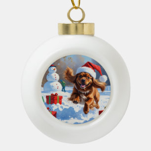 Tibetischer Spanier, der mit Weihnachtshut in Schn Keramik Kugel-Ornament