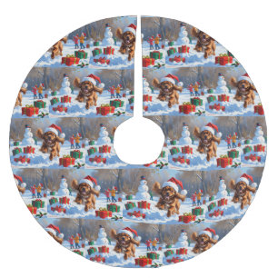 Tibetischer Spanier, der mit Weihnachtshut in Schn Polyester Weihnachtsbaumdecke