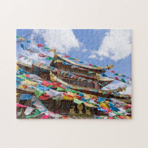 Tibetischer Tempel mit Gebetsfahnen - Yunnan, Chin