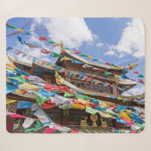 Tibetischer Tempel mit Gebetsfahnen - Yunnan, Chin Sherpadecke