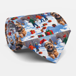 Tibetischer Terrier läuft im Schnee mit Weihnachts Krawatte