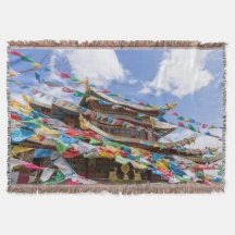 Tibettempel mit Gebetsfahnen - Yunnan, China