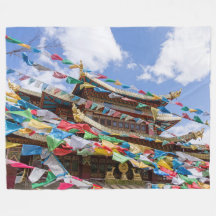 Tibettempel mit Gebetsfahnen - Yunnan, China