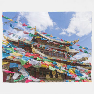 Tibettempel mit Gebetsfahnen - Yunnan, China Fleecedecke