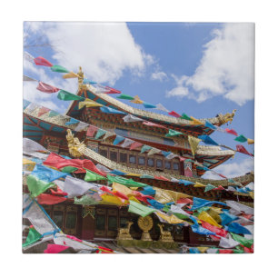 Tibettempel mit Gebetsfahnen - Yunnan, China Fliese