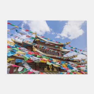 Tibettempel mit Gebetsfahnen - Yunnan, China Fußmatte