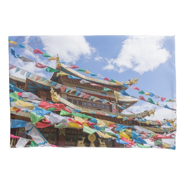 Tibettempel mit Gebetsfahnen - Yunnan, China Kissenbezug (Vorderseite)