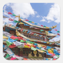 Tibettempel mit Gebetsfahnen - Yunnan, China Quadratischer Aufkleber