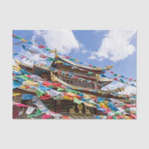 Tibettempel mit Gebetsfahnen - Yunnan, China Seidenpapier