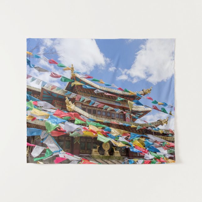 Tibettempel mit Gebetsfahnen - Yunnan, China Wandteppich (Vorderseite (Horizontal))