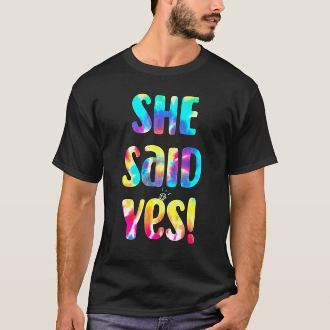 Tie Dye He Asked She Said Yes Marriage Vorschlagal T-Shirt (Vorderseite)