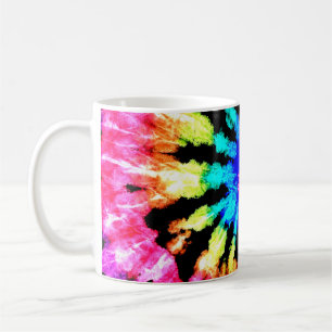 Tiedye-Muster. Handgezeichnetes Regenbogen-Shibori Kaffeetasse