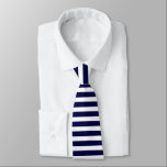 Tief Blau und Weiß, Horizontal gestreift Krawatte<br><div class="desc">Mit dieser waagerecht gestreiften Krawatte,  die in Weiß- und Mitternachtsblau gehalten ist,  sieht man gleichzeitig elegant aus.</div>