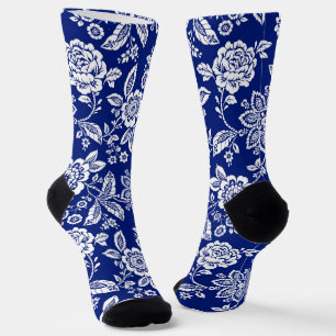 Tief blauer Hintergrund und weiße Blüte Socken