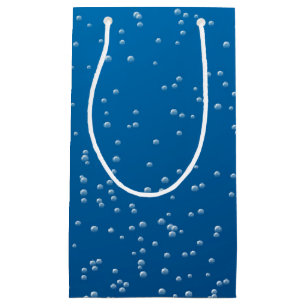 Tief blaues Wasser und winzige Blasen Kleine Geschenktüte