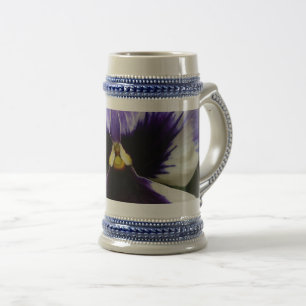 tief lila auf weiße Pansie Bierglas