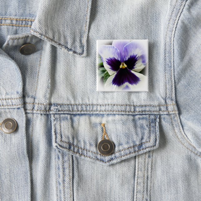 tief lila auf weiße Pansie Button (Beispiel)