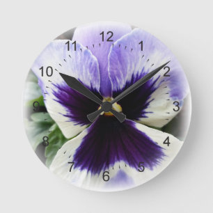 tief lila auf weiße Pansie Runde Wanduhr